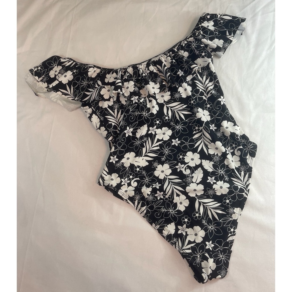 Cabana del Sol  Black & White Floral Off-Shoulder One-Piece Swimsuit Size: L